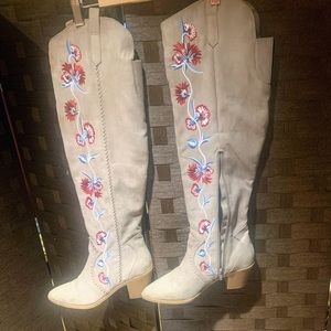 Embroidery cowboy boots